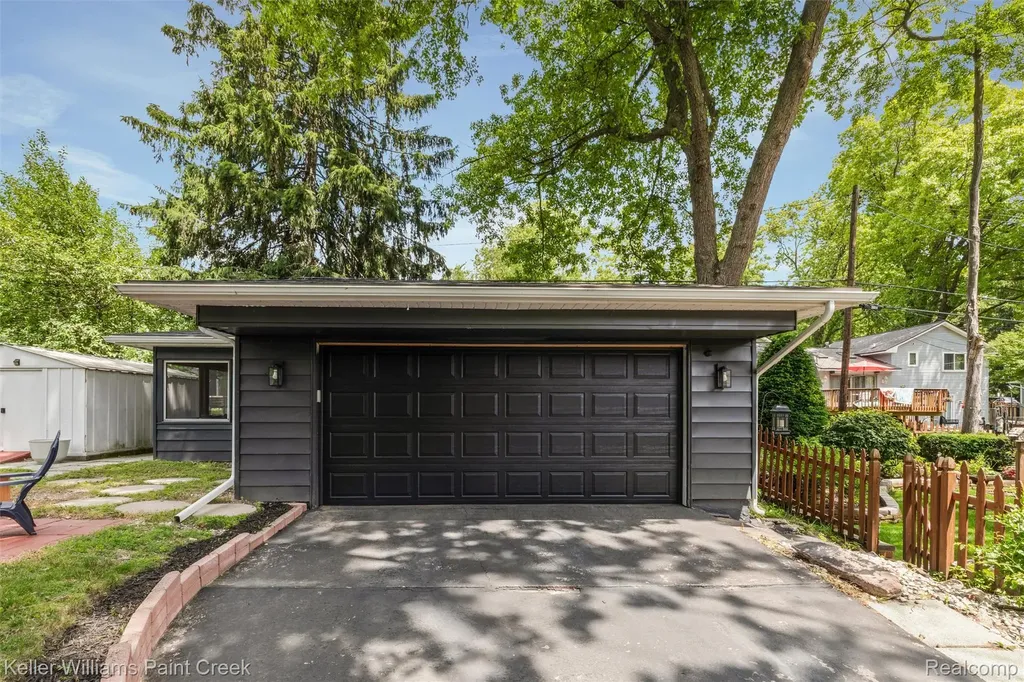 3815 Edgecrest Street West Bloomfield Charter Township MI 48324