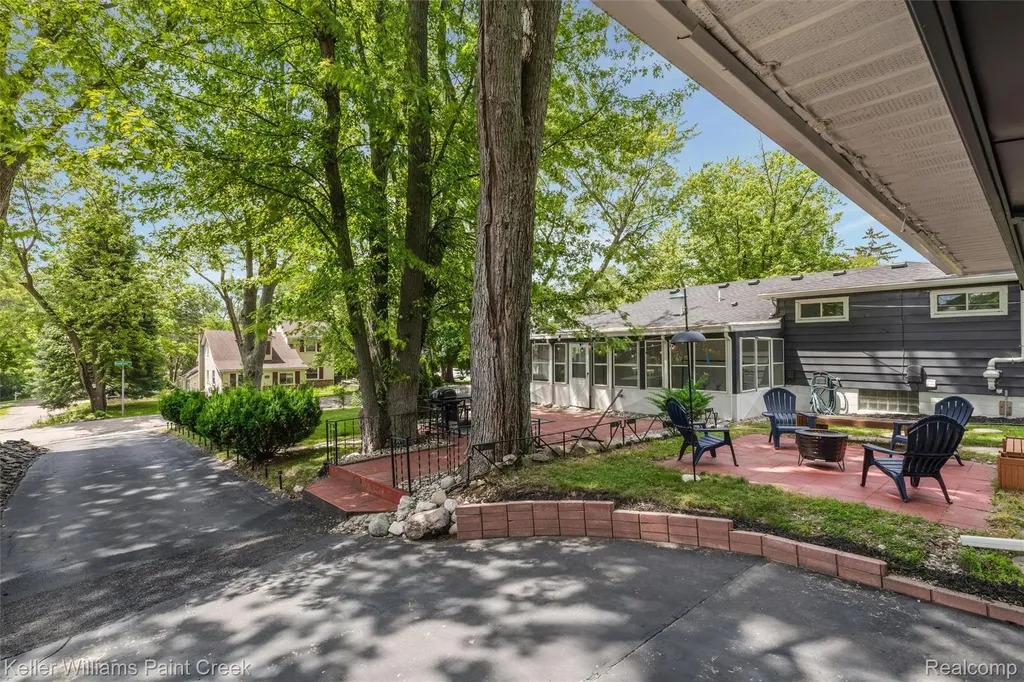 3815 Edgecrest Street West Bloomfield Charter Township MI 48324