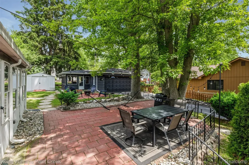 3815 Edgecrest Street West Bloomfield Charter Township MI 48324