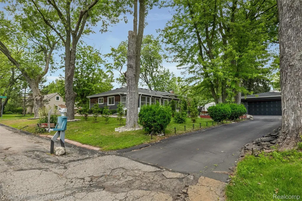 3815 Edgecrest Street West Bloomfield Charter Township MI 48324