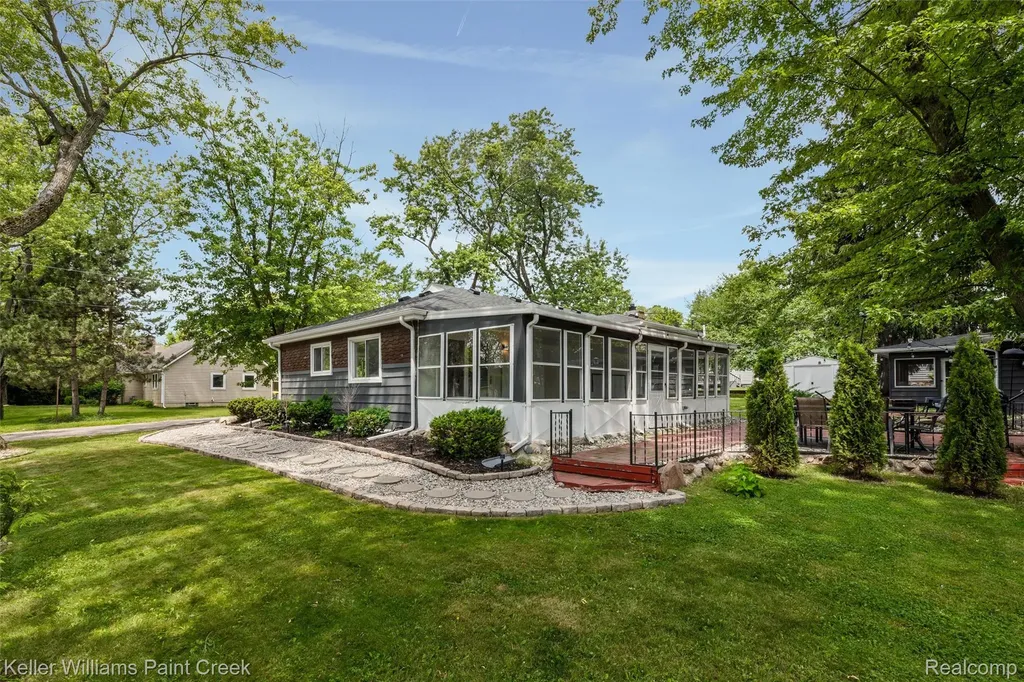 3815 Edgecrest Street West Bloomfield Charter Township MI 48324