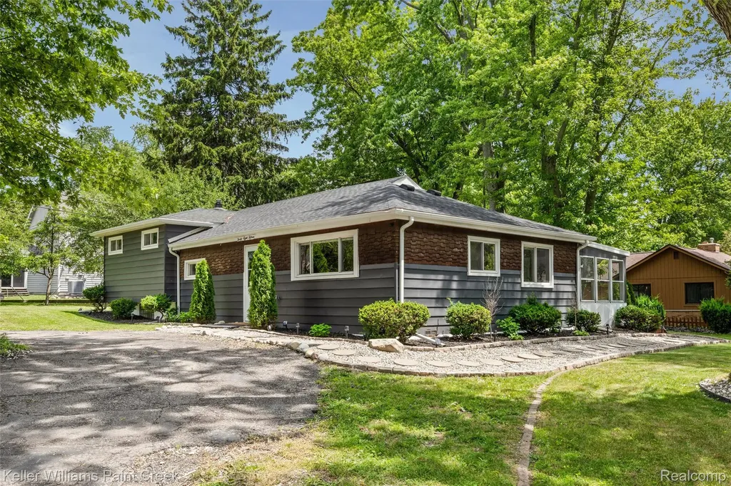 3815 Edgecrest Street West Bloomfield Charter Township MI 48324