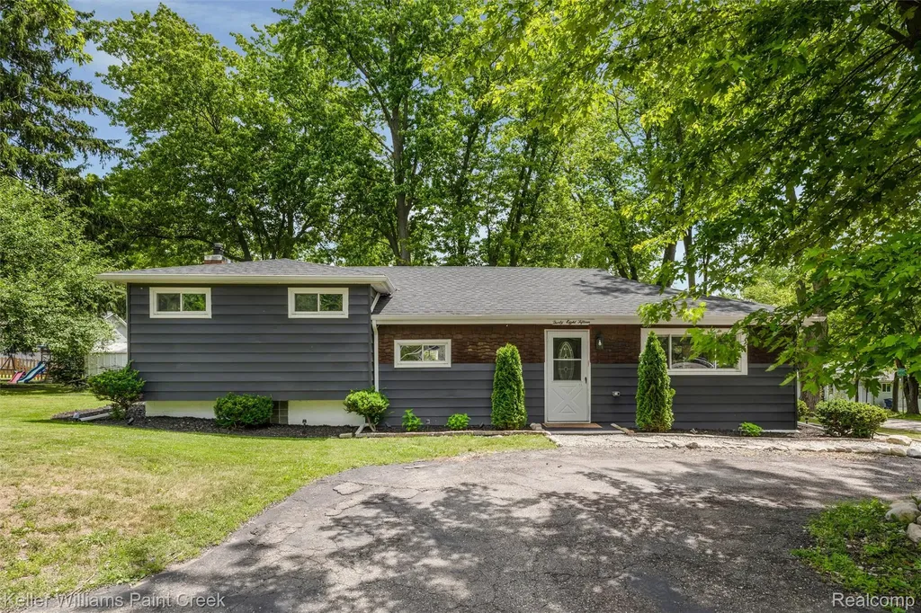 3815 Edgecrest Street West Bloomfield Charter Township MI 48324