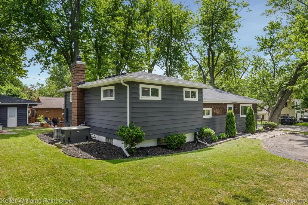 3815 Edgecrest Street West Bloomfield Charter Township MI 48324