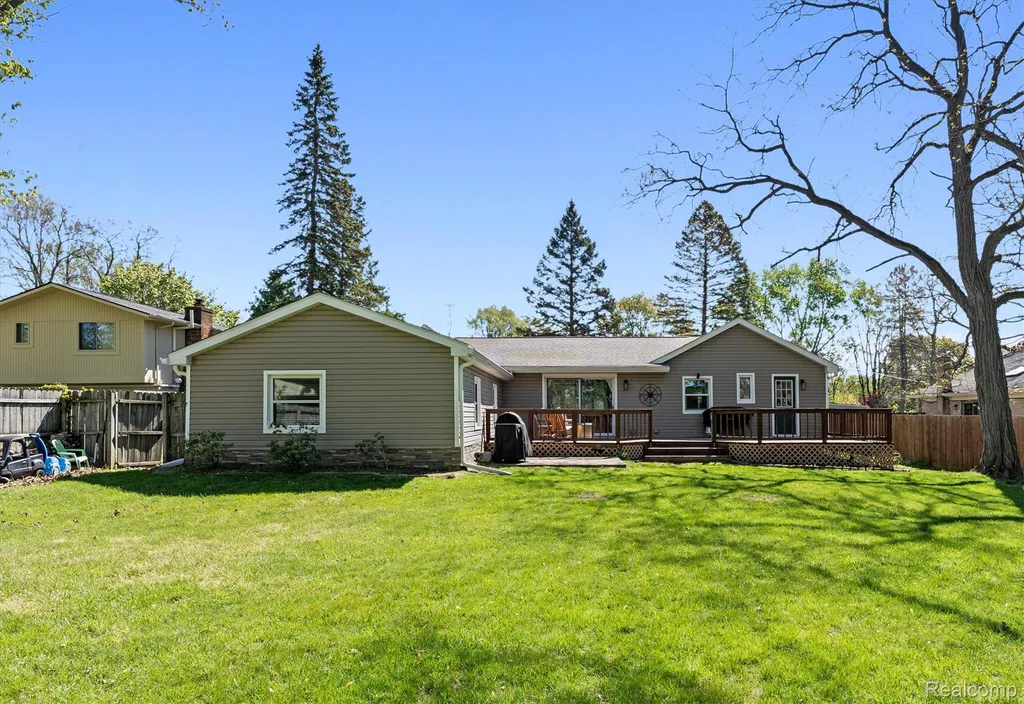 3525 Buss Drive Commerce Charter Township MI 48390