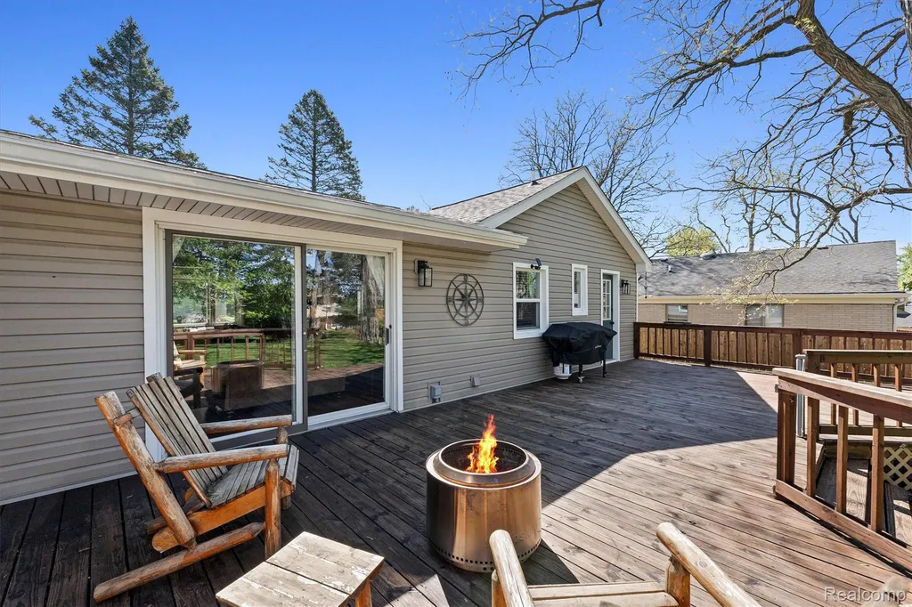 3525 Buss Drive Commerce Charter Township MI 48390