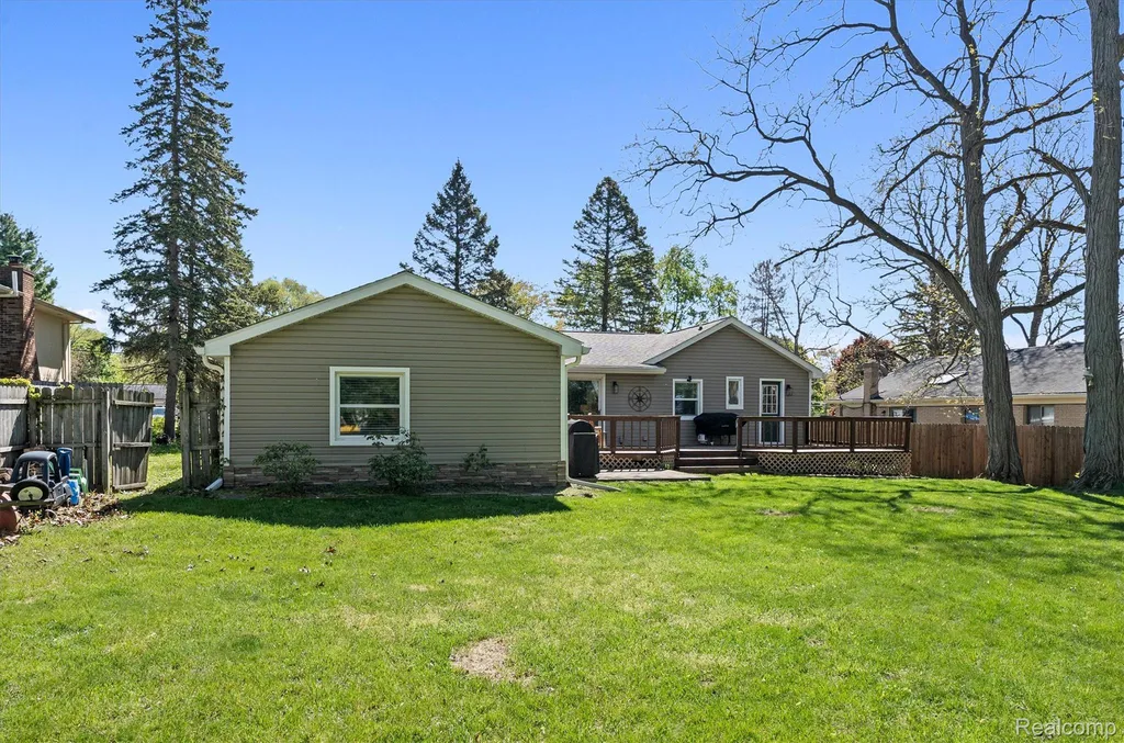 3525 Buss Drive Commerce Charter Township MI 48390