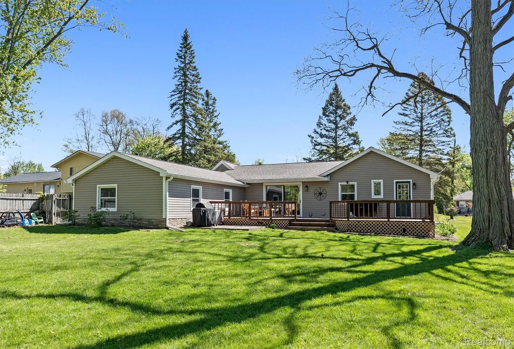 3525 Buss Drive Commerce Charter Township MI 48390