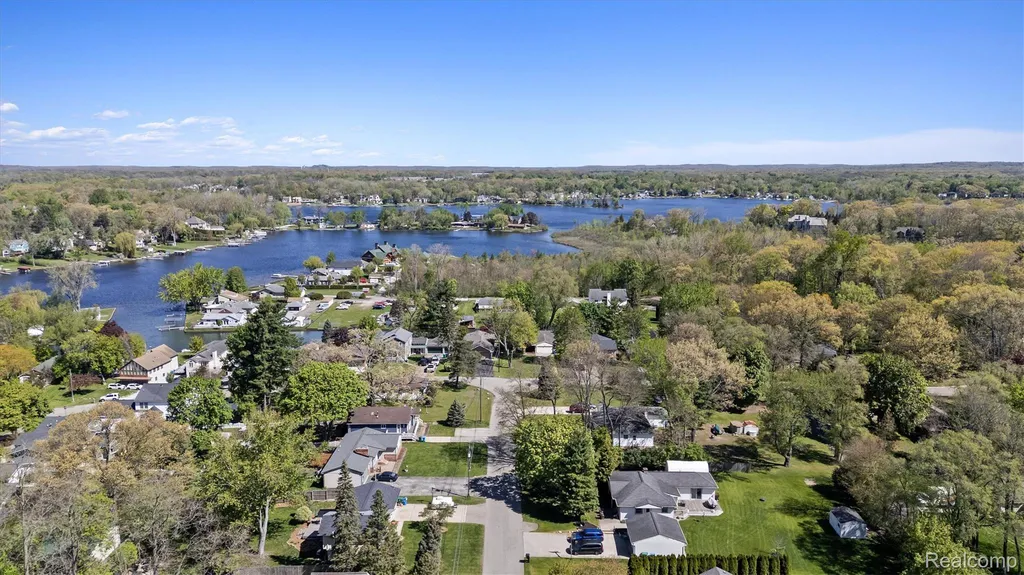 3525 Buss Drive Commerce Charter Township MI 48390
