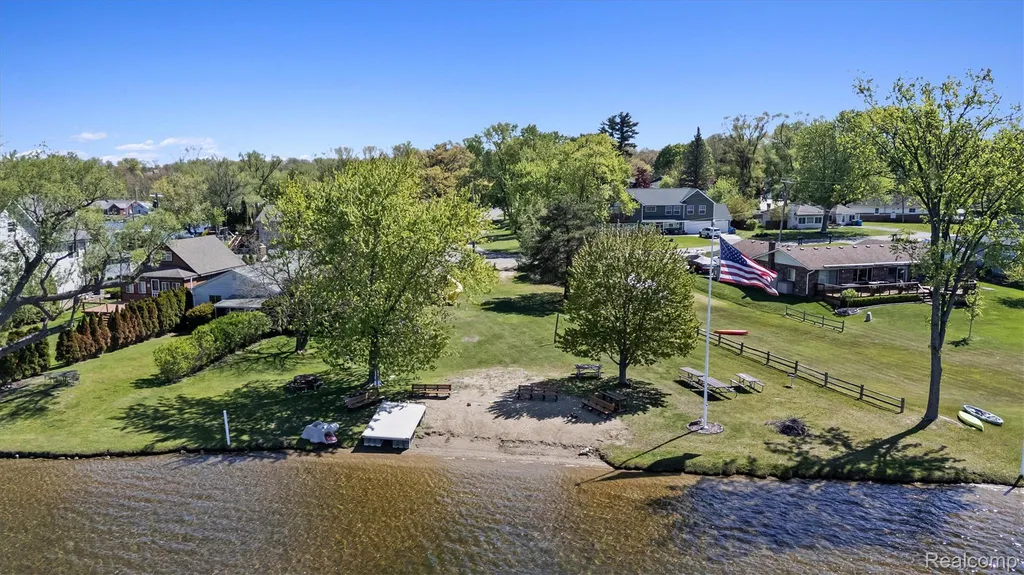 3525 Buss Drive Commerce Charter Township MI 48390