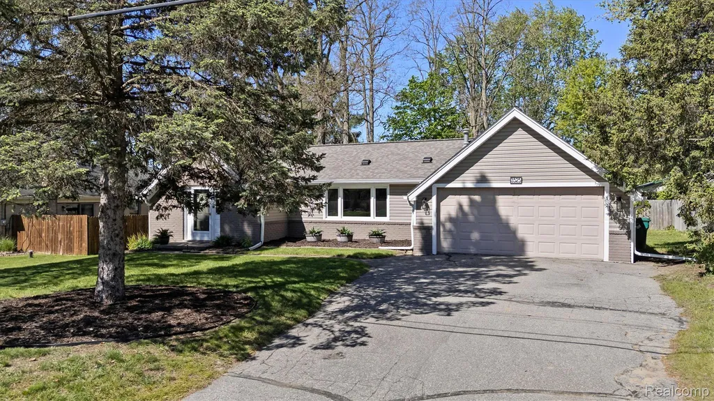 3525 Buss Drive Commerce Charter Township MI 48390