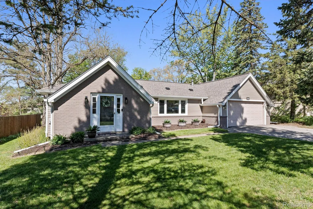 3525 Buss Drive Commerce Charter Township MI 48390