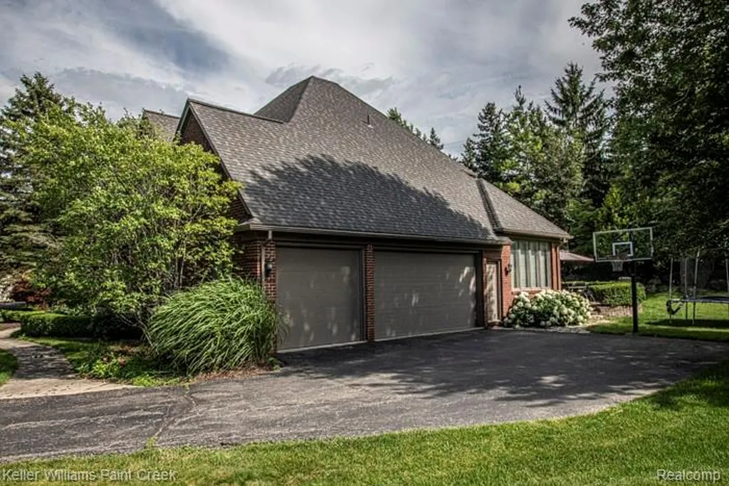 4853 Goodison Place Drive Oakland Charter Township MI 48306