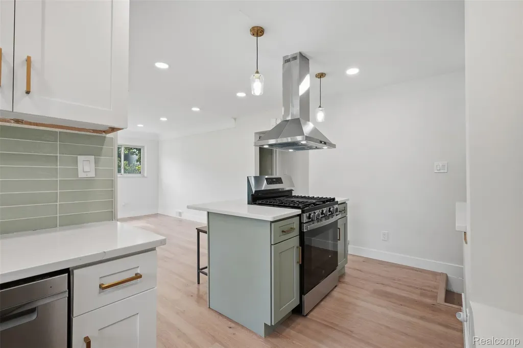 27407 Buckingham Street Livonia City MI 48154