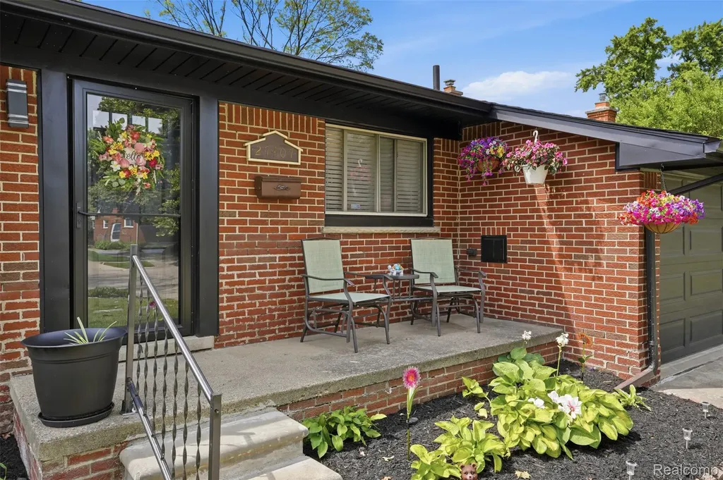 27407 Buckingham Street Livonia City MI 48154