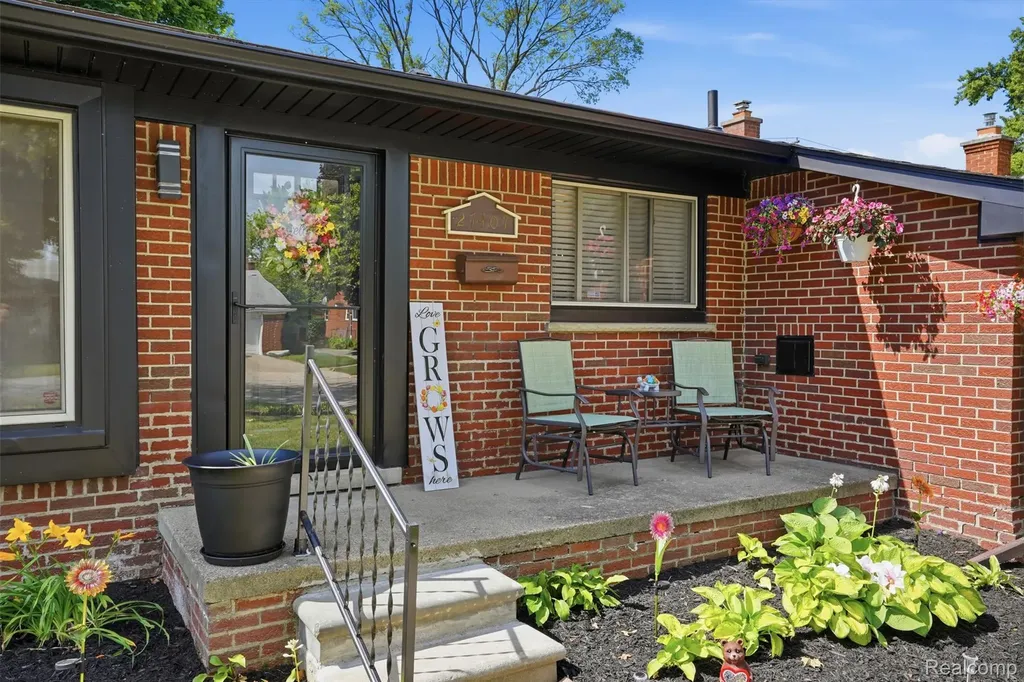 27407 Buckingham Street Livonia City MI 48154