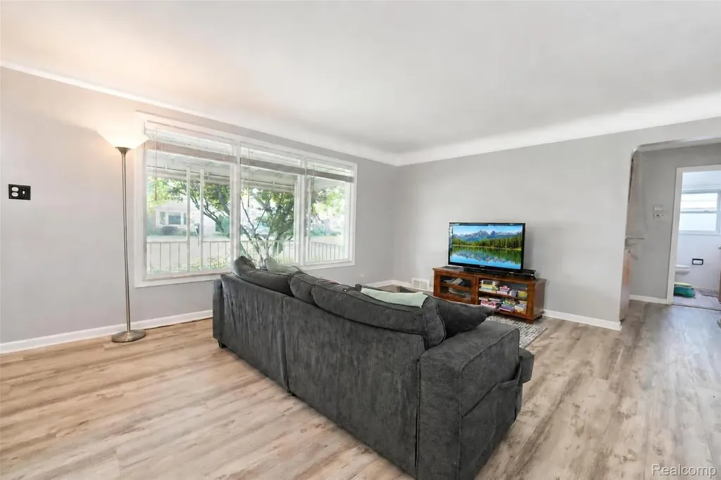 6627 Hawthorne Street Garden City City MI 48135