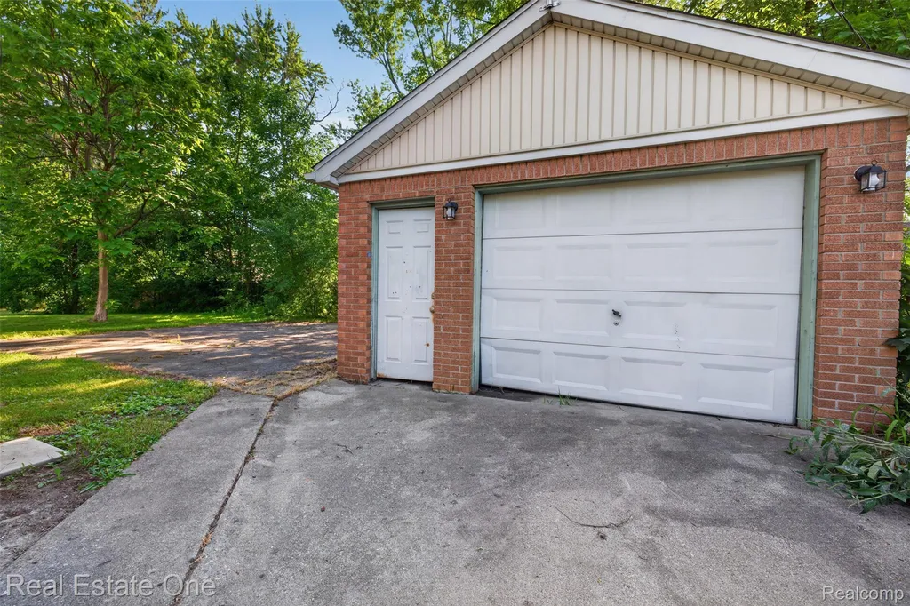 2820 Winona Street Flint City MI 48504