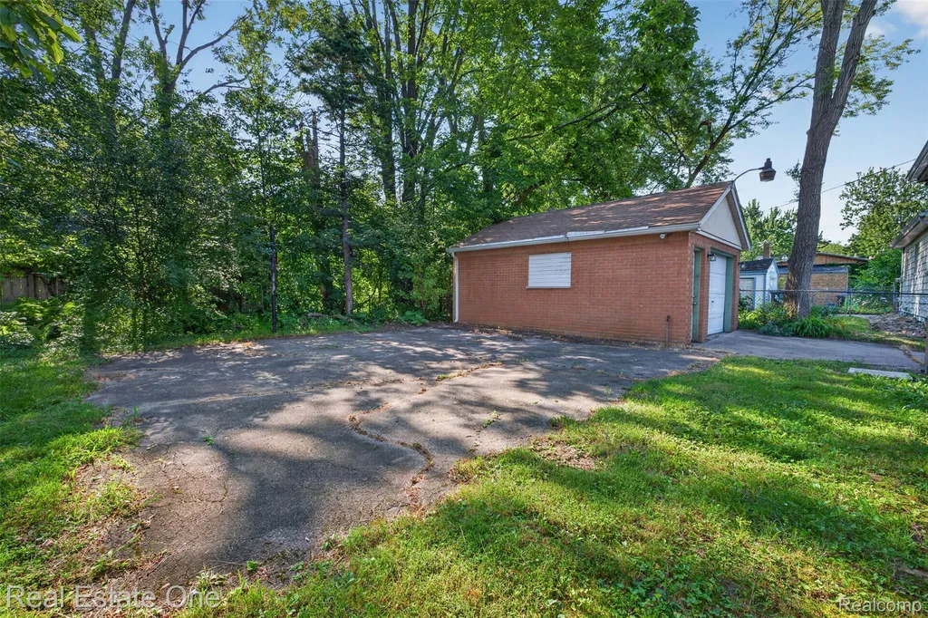 2820 Winona Street Flint City MI 48504