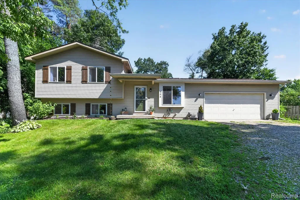 554 Bluewater Drive Holly Township MI 48442