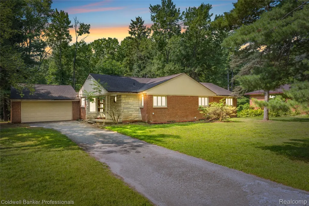 23161 Valley View Drive Southfield City MI 48033