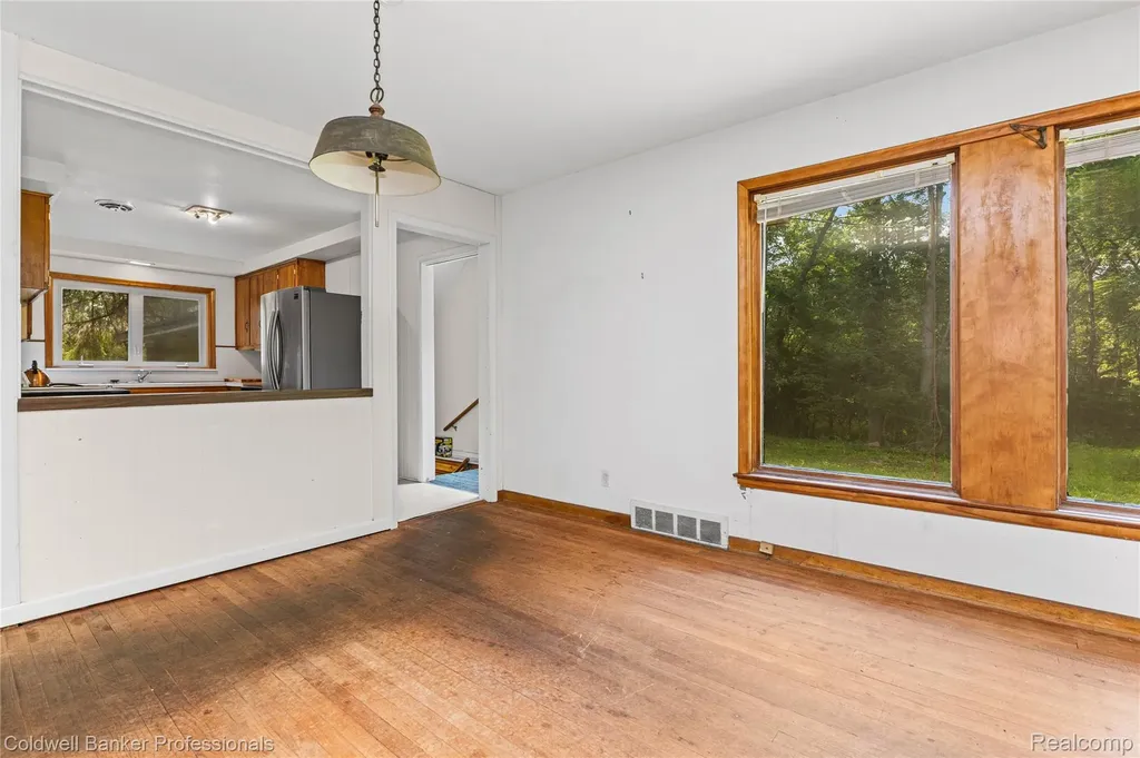 23161 Valley View Drive Southfield City MI 48033