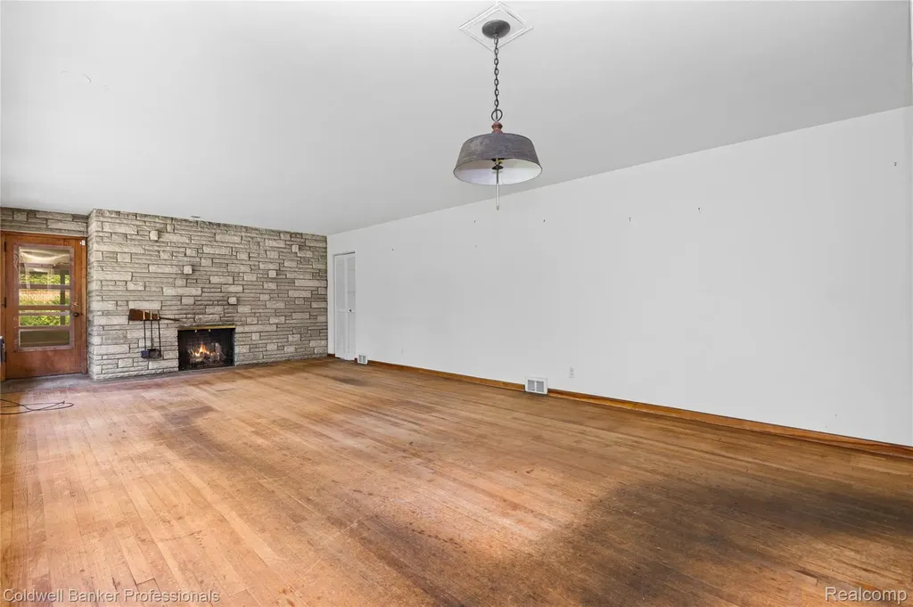 23161 Valley View Drive Southfield City MI 48033