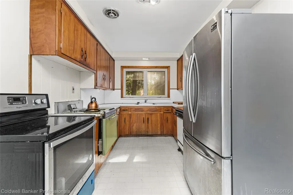 23161 Valley View Drive Southfield City MI 48033