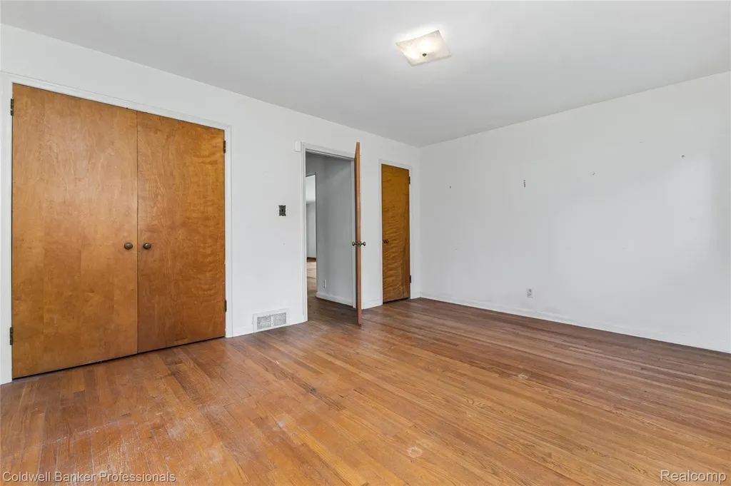 23161 Valley View Drive Southfield City MI 48033