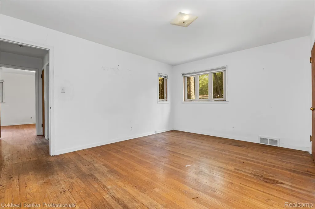 23161 Valley View Drive Southfield City MI 48033