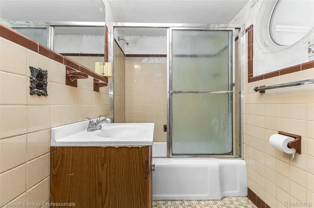 23161 Valley View Drive Southfield City MI 48033