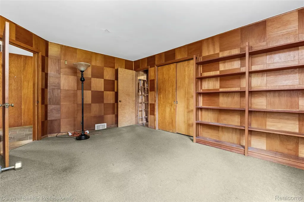 23161 Valley View Drive Southfield City MI 48033