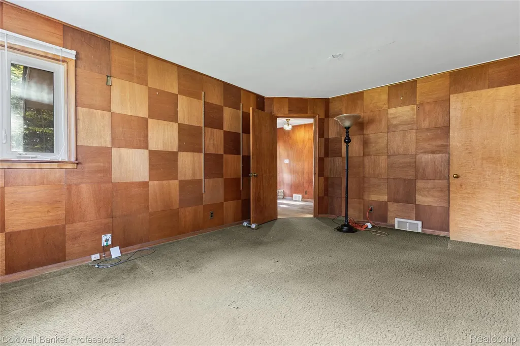 23161 Valley View Drive Southfield City MI 48033