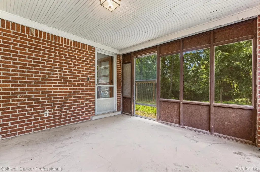 23161 Valley View Drive Southfield City MI 48033