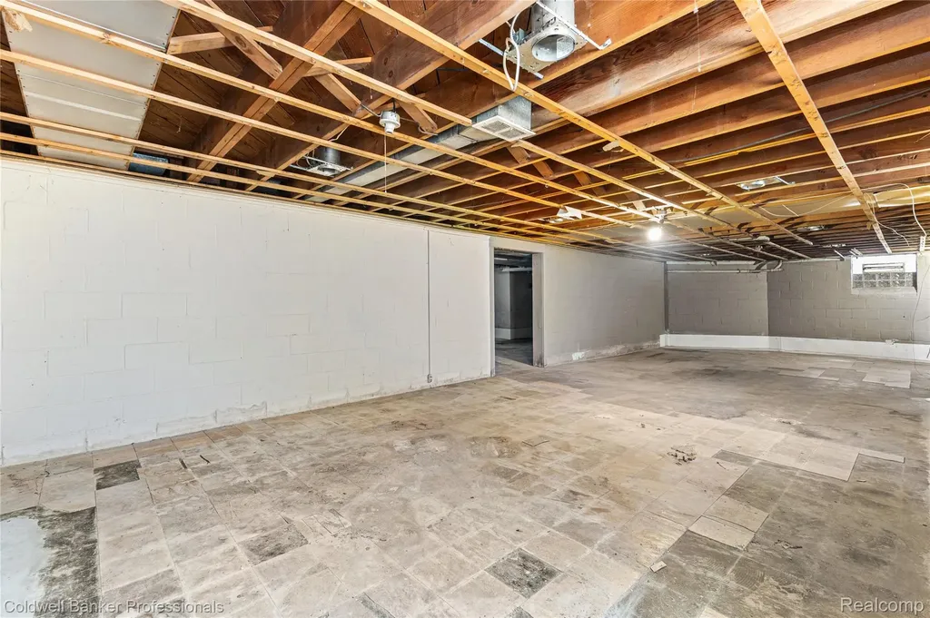 23161 Valley View Drive Southfield City MI 48033