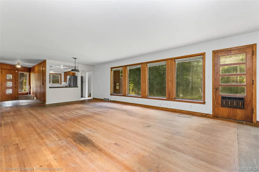 23161 Valley View Drive Southfield City MI 48033