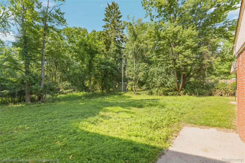 23161 Valley View Drive Southfield City MI 48033