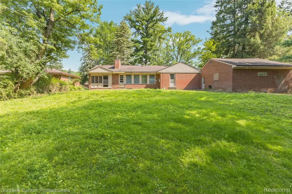 23161 Valley View Drive Southfield City MI 48033