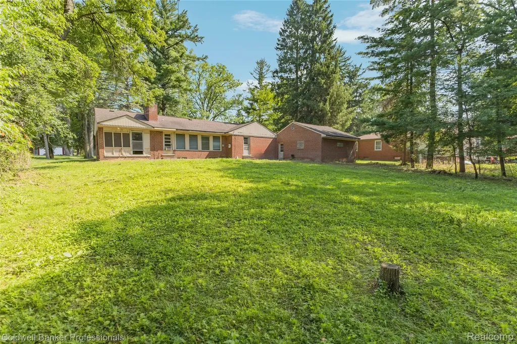23161 Valley View Drive Southfield City MI 48033