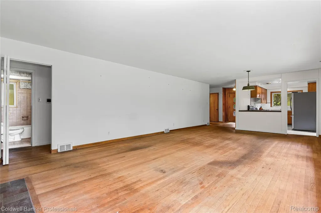 23161 Valley View Drive Southfield City MI 48033