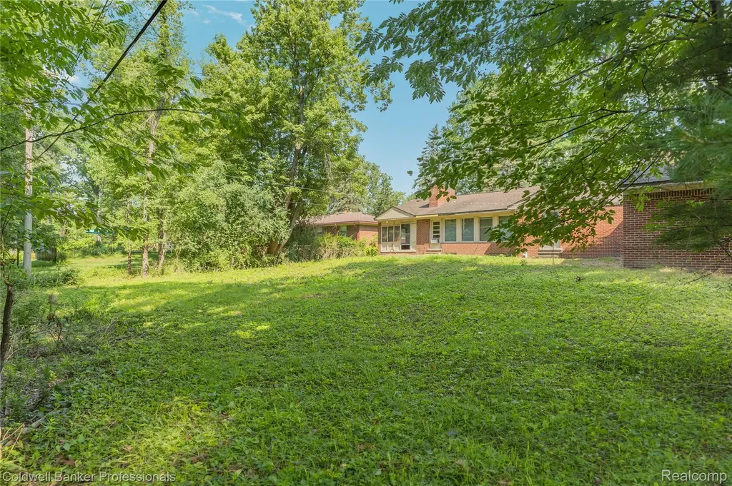 23161 Valley View Drive Southfield City MI 48033