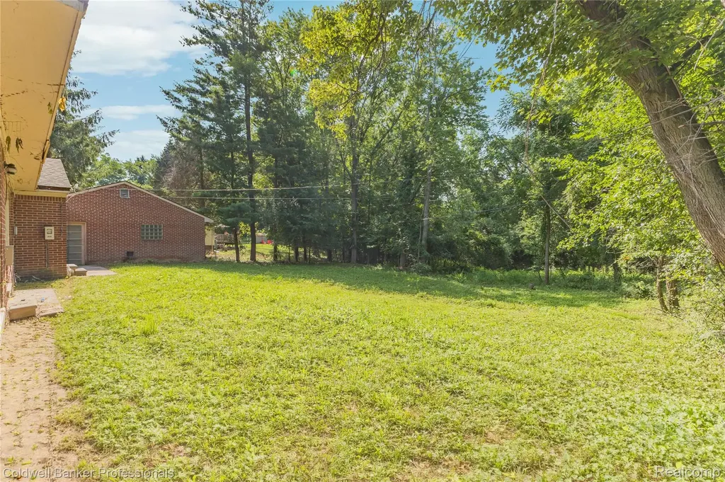 23161 Valley View Drive Southfield City MI 48033