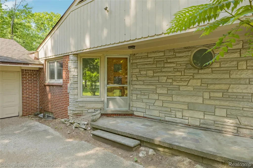 23161 Valley View Drive Southfield City MI 48033