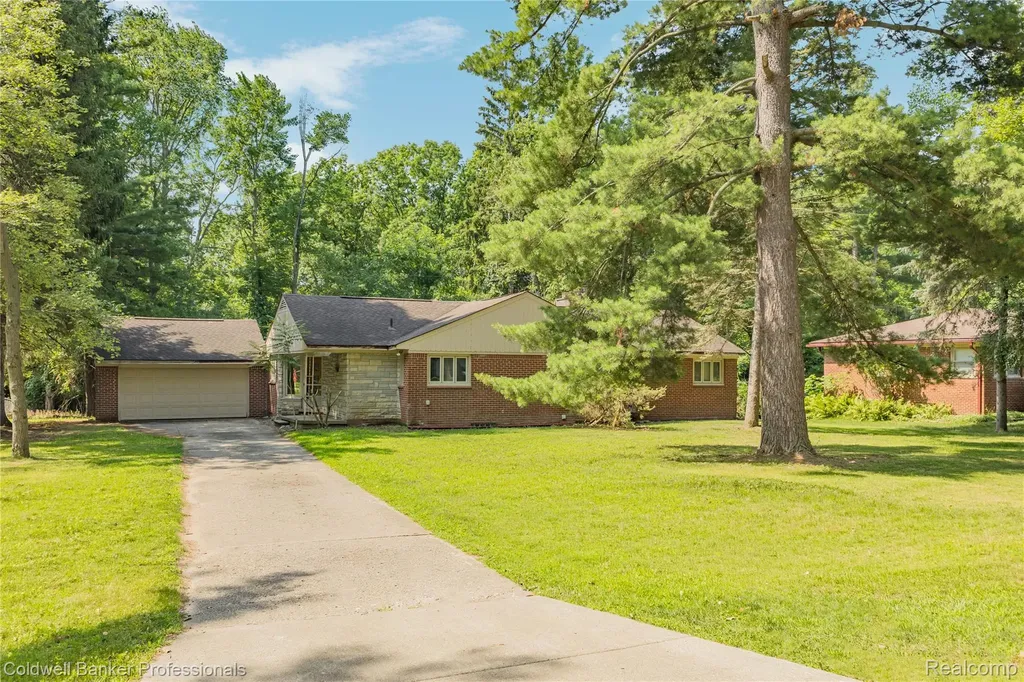 23161 Valley View Drive Southfield City MI 48033