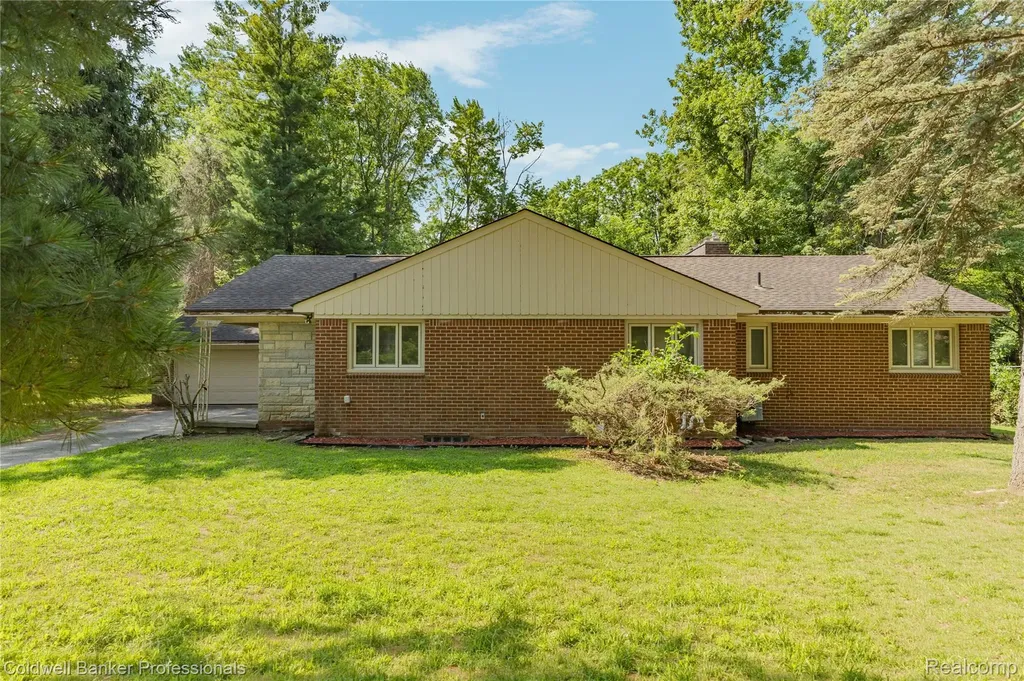 23161 Valley View Drive Southfield City MI 48033
