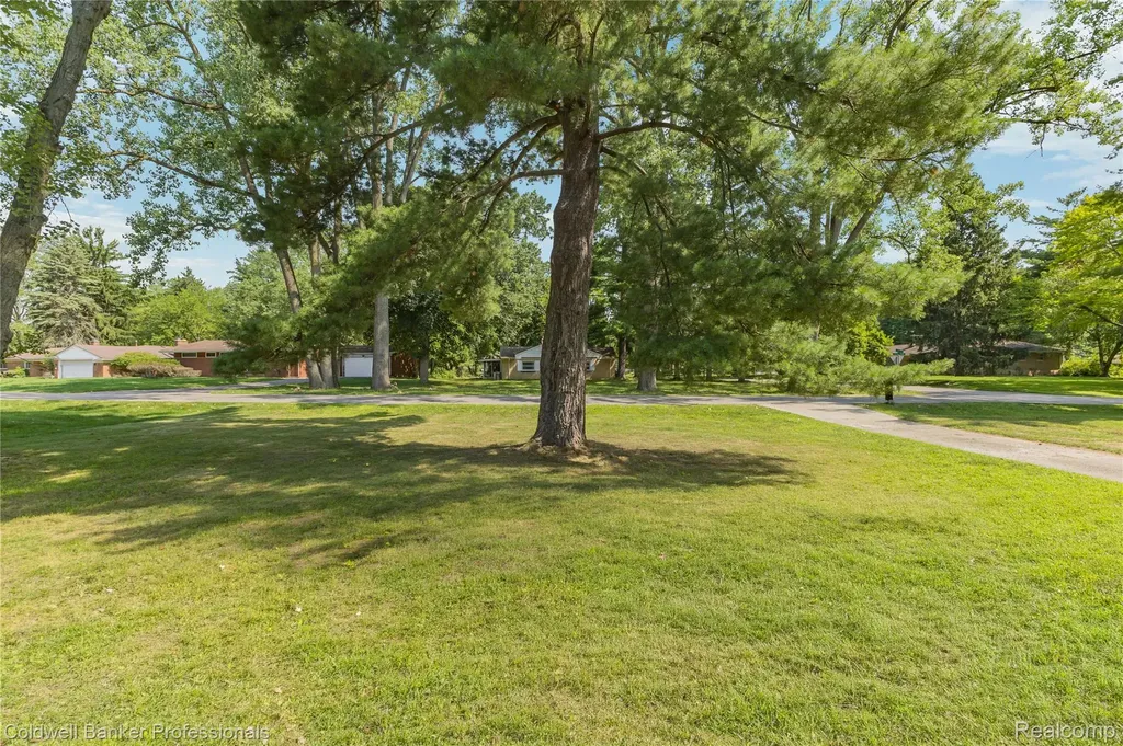 23161 Valley View Drive Southfield City MI 48033
