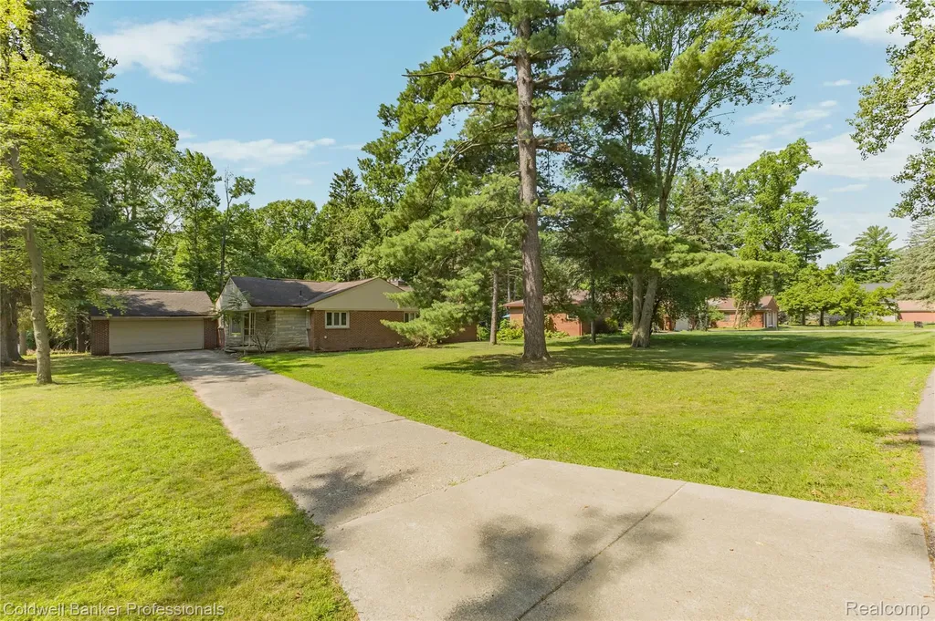23161 Valley View Drive Southfield City MI 48033