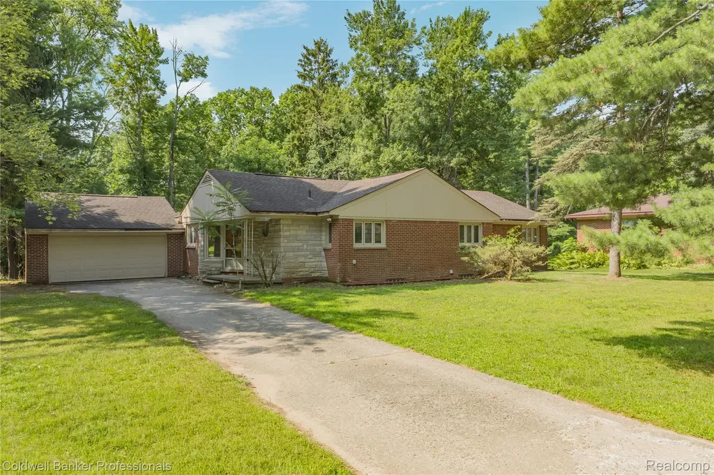 23161 Valley View Drive Southfield City MI 48033