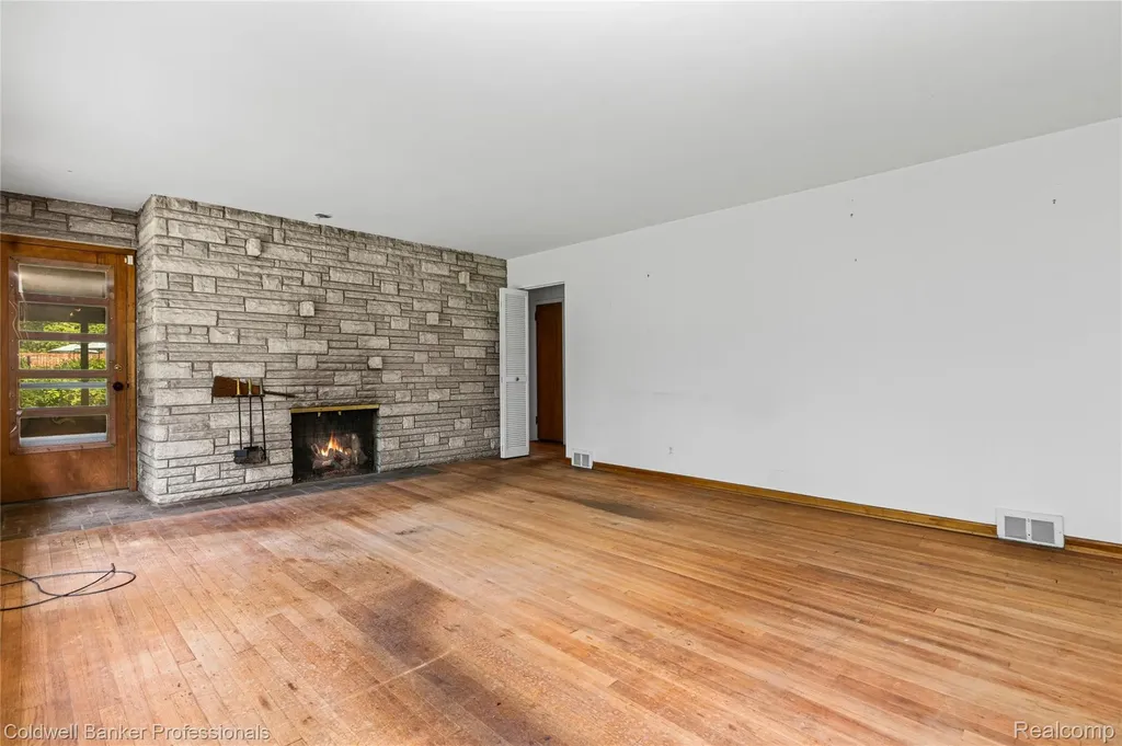23161 Valley View Drive Southfield City MI 48033