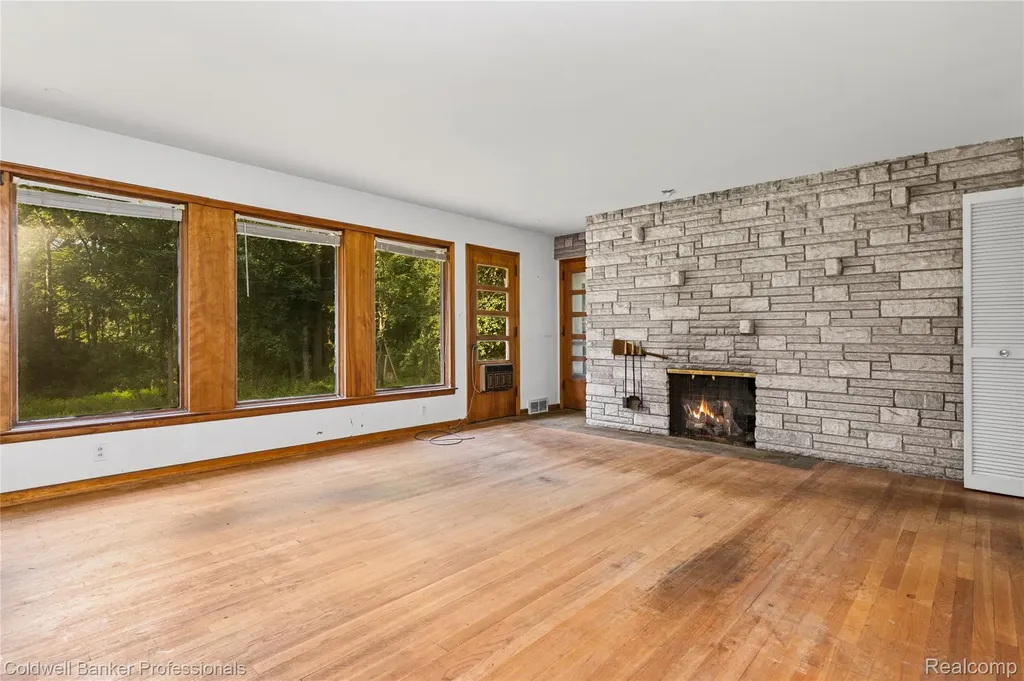 23161 Valley View Drive Southfield City MI 48033
